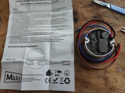 Zasilacz IP67 z instrukcją na stole