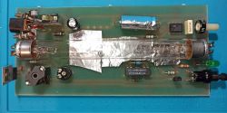 Urządzenie elektroniczne do kasowania mikrokontrolerów z lampą Philips na płytce PCB.