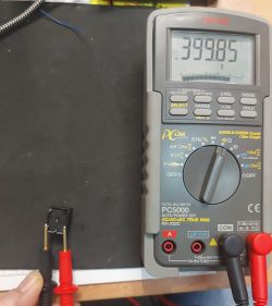 Multimetr cyfrowy Sanwa PC5000F pokazujący pomiar 399.85 oraz złącza z przewodami pomiarowymi.