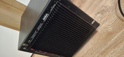 Tył subwoofera Logitech Z560 z dużym radiatorem i gniazdami na dolnej krawędzi