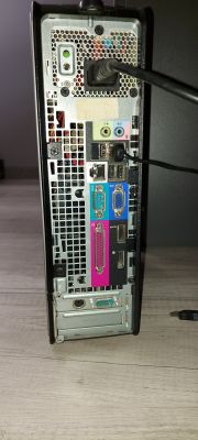 Czy mogę podłączyć tu drugi monitor?