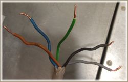 Kolorowe przewody elektryczne z odsłoniętymi końcówkami