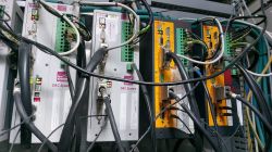 Panel sterowania z modułami DAC System na maszynie CNC.