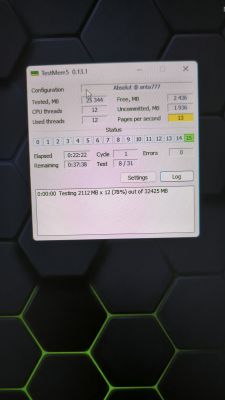 Okno programu TestMem5 pokazujące test pamięci RAM z użyciem 12 wątków
