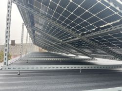 Instalacja paneli fotowoltaicznych bifacial na metalowej konstrukcji.