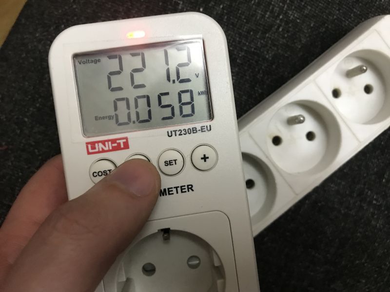 Pomiar napięcia 221,2 V przy użyciu miernika UNI-T UT230B-EU