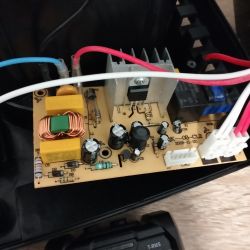 Zbliżenie na płytę drukowaną z komponentami elektronicznymi w blenderze.