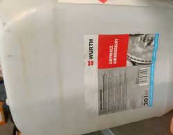 Plastikowy pojemnik Würth z etykietą Zmywacz Uniwersalny.