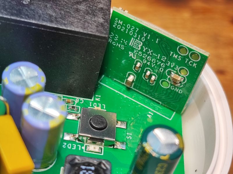 Zbliżenie na elektronikę modułu Sonoff S26R2ZB.