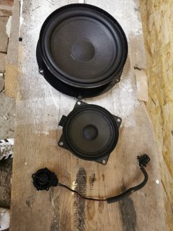 Jak podłączyć system audio w Golfie 5?