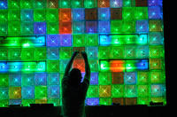 Interaktywna szklana podświetlana ściana