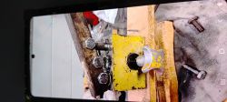 Element pompy hydraulicznej żurawia warsztatowego Afit Sopron Żółta część pompy hydraulicznej z pokrętłem i trzema śrubami montażowymi