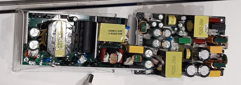 Podzespoły elektroniczne wewnątrz zasilacza na stoisku targowym.