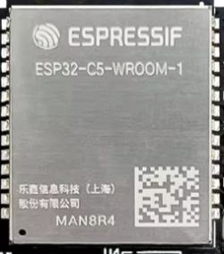 Moduł ESP32-C5-WROOM-1 firmy Espressif z widocznymi oznaczeniami modelu i kodem QR na obudowie układu.