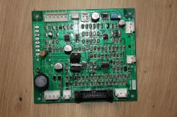 Płytka sterująca MIG-200P CTRL z komponentami elektronicznymi na drewnianym tle