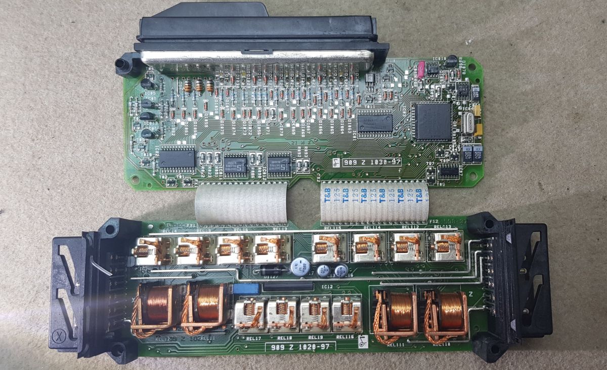 Top Control Module On R129 Location Mercedes R129 - Sterownik dachu identyfikacja elementów