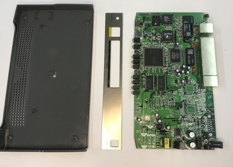 Wnętrze starego routera ISDN/DSL DI-304. Wspominamy Internet lat 2000