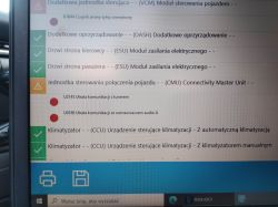 Zrzut ekranu z wynikami diagnostyki komputerowej pokazujący błędy komunikacji w Mazdzie CX-30.
