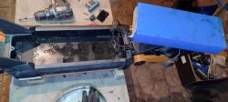 Zdjęcie wnętrza rozebranego elektrycznego skutera z widocznymi śladami wilgoci wewnątrz obudowy.