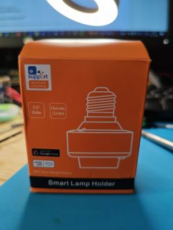 Packaging of a smart lamp holder E27.