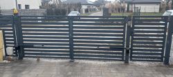 Dwuskrzydłowa brama ogrodzeniowa z siłownikami automatycznymi.