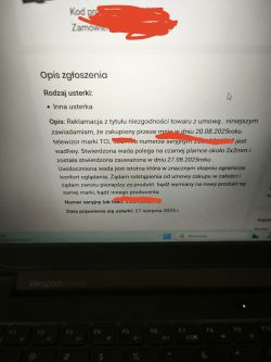 Zgłoszenie reklamacyjne widoczne na ekranie laptopa z opisem wady produktu.