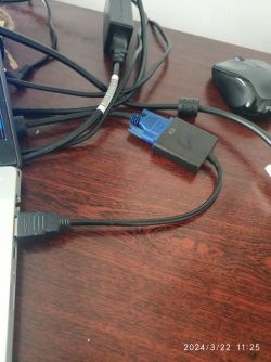 Zdjęcie portu HDMI z kablami podłączonymi do laptopa.