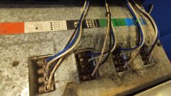 Przewody elektryczne i wtyczki w kuchence Whirlpool AKP 711/IX z oznaczeniami kolorów.