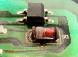 Zbliżenie na element elektroniczny D5 na płytce drukowanej, przedstawiający diodę z oznakami przegrzania.