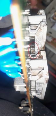 Zbliżenie na przekładniki prądowe na płytce PCB z widocznymi oznaczeniami i zabrudzeniami.