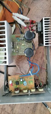 Wnętrze subwoofera DIY z widocznymi obwodami elektronicznymi i radiatorami.