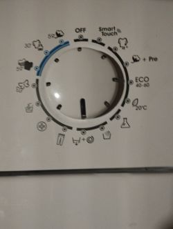 Panel sterowania pralki Candy CST26LTE/1-S z pokrętłem do wyboru programów prania.
