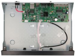 Wnętrze rejestratora DVR z widoczną płytą główną i podłączonymi kablami.