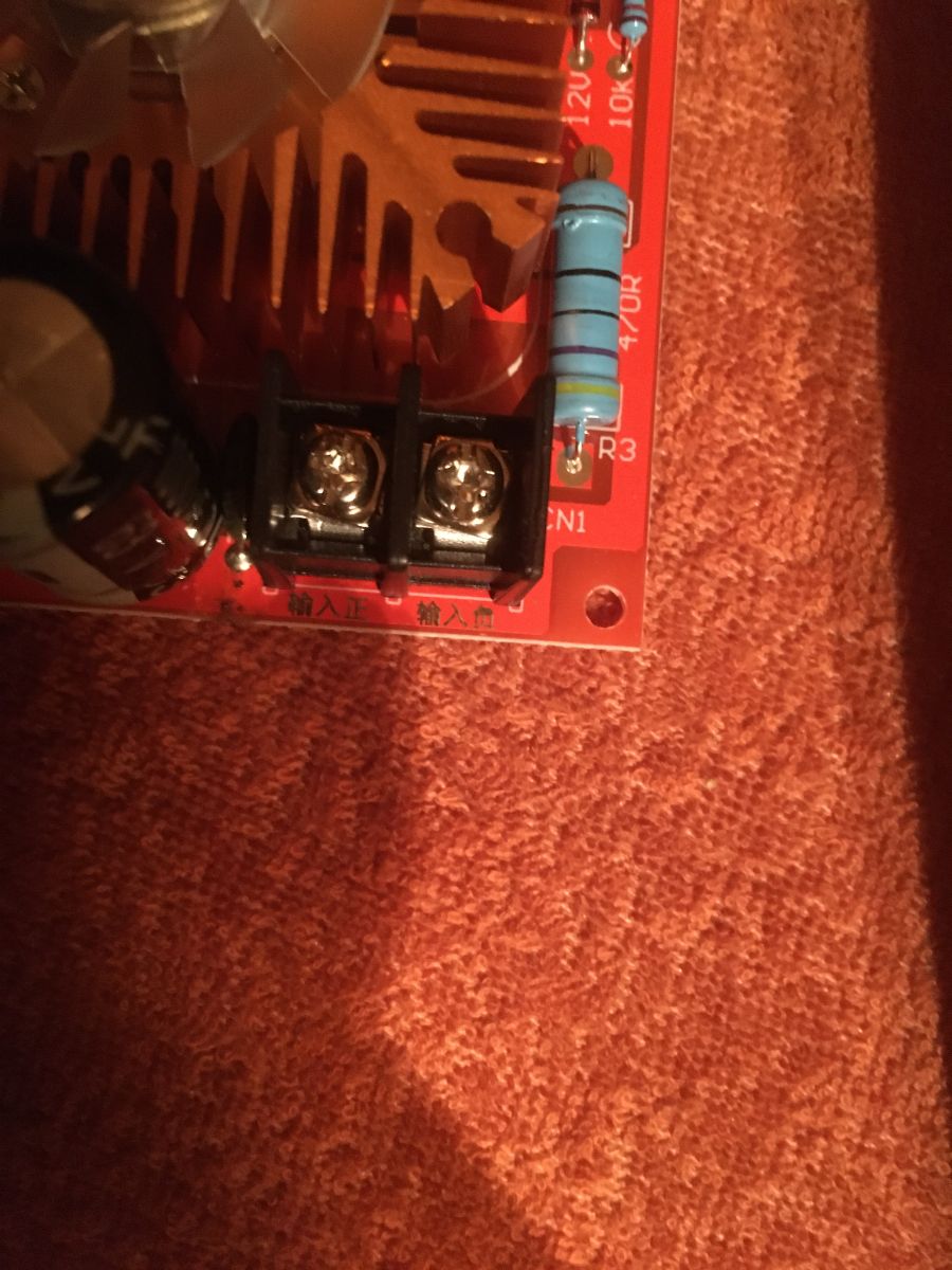 Plus i minus w chińskich symbolach - identyfikacja na podstawie zdjęcia