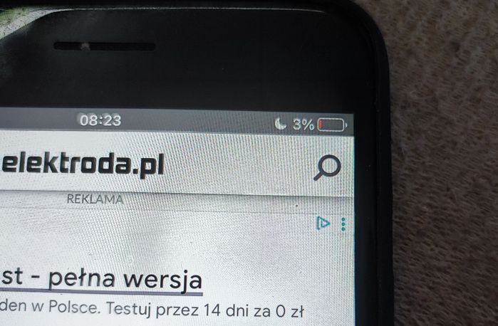 Zbliżenie na ekran smartfona z przeglądarką i baterią na poziomie 3%