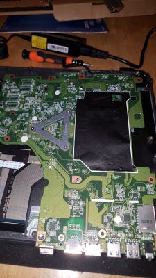 Acer Aspire E5-573 DA0ZRTMB6D0 REV-D: Brak reakcji wyświetlacza i zimny CPU po uruchomieniu