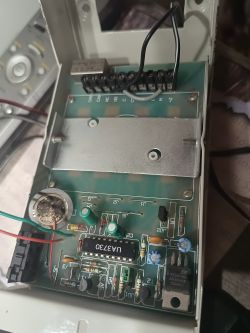 Wnętrze zamka elektronicznego z widoczną płytką drukowaną i podpiętymi przewodami