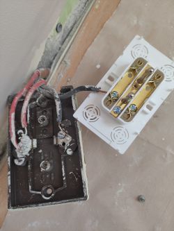 Jak podłączyć gniazdko elektryczne z bolcem? Zmiana gniazdek elektrycznych