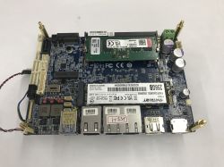Płyta główna komputera z modułem RAM i dyskiem SSD M.2, widoczne porty USB i złącza
