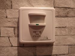 Jak wpiąć kondensator do żarzących się LED-ów?