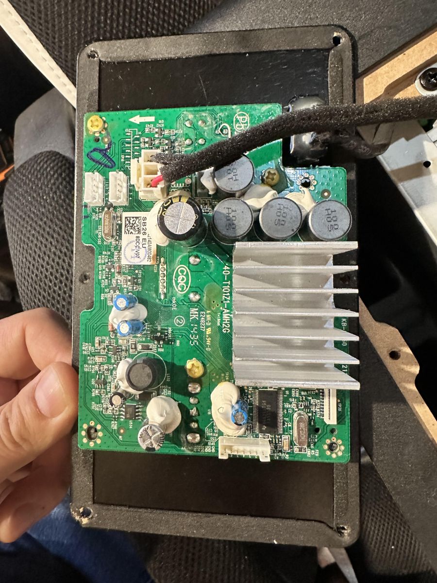 Subwoofer Harman/Kardon SB26 czy połączę to jakoś kablem?