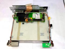 Radio samochodowe Magneti Marelli C141 z układem scalonym i okablowaniem.