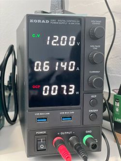 Zasilacz cyfrowy Korad U202 z wyświetlaczem pokazującym napięcie, prąd i moc.
