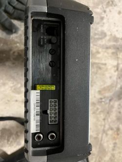 Panel złącz wzmacniacza z gniazdami wejściowymi i przełącznikami