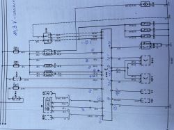 Fragment schematu elektrycznego z odręcznymi notatkami i pomiarami napięć