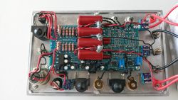 Wnętrze przystawki do pomiaru wzmacniaczy audio z elementami elektronicznymi.