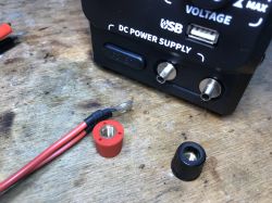 "Nowoczesny" (?) zasilacz laboratoryjny YIHUA 3005D-IV z USB, Quick Charge, enkodery