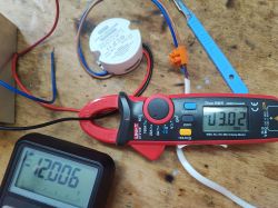 Zasilacz IP67 z miernikiem cęgowym na biurku