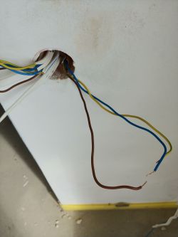 Connecting Double & Single Staircase Switches: Corridor & Outdoor Lighting Solution
