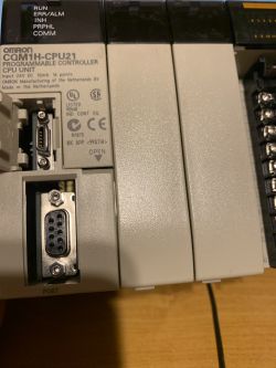 Schematy kabla RS232 dla PLC OMRON CQM1H-CPU21 - który jest prawidłowy?